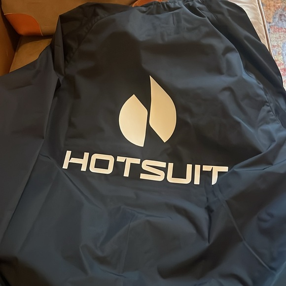 Hot Suit - Picture 4 of 5